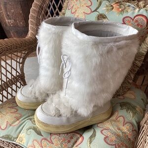 Vintage Aldo White Fluffy Yeti Boots - size euro 38